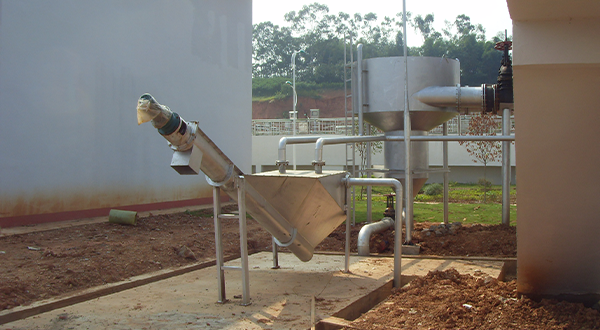 旋流沉砂池除砂機(jī)的使用注意事項(xiàng)有哪些?-青島樂(lè)中環(huán)?？萍加邢薰? />
</p>
<p style=